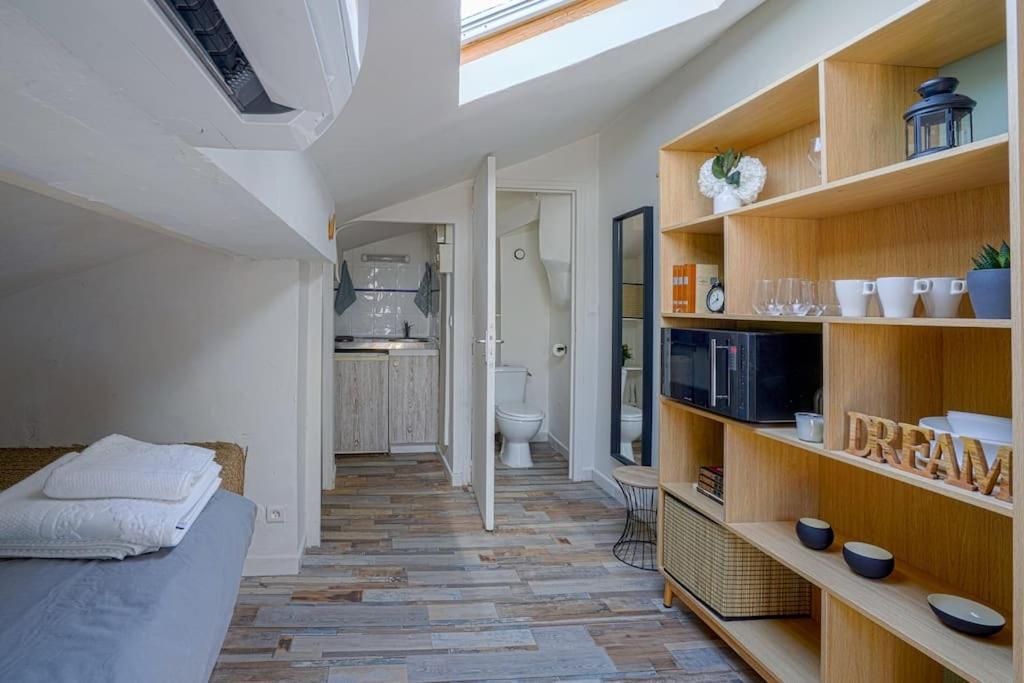 Studio Sous Les Toits Tres Bien Place Et Climatise Montpellier Luaran gambar